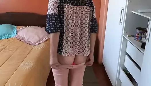 Üvey oğlunun arkadaşları kendime dokunmamı izlerken mastürbasyon yapmayı bırakamıyor, beni sikmek istiyorlar