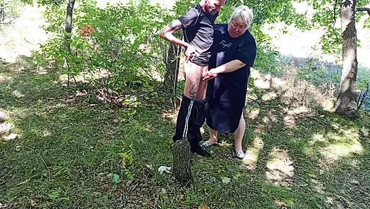 Komşu parkta halka açık sakso çekiyor