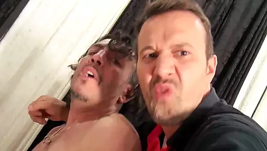 Almanya'dan sarışın orta yaşlı seksi kadın daha fazla ün için hayranlarıyla sikişiyor