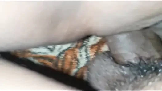 Hintli evli eş, kayınbiraderi tarafından ağzında sevişiyor Tam Hintçe Seks Videosu