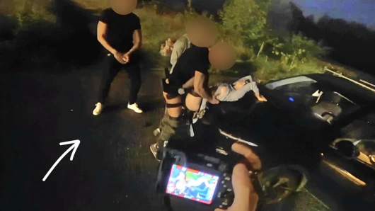 Gerçek amatör, parkta üç. İlk araba seksi deneyimim grup sekse dönüşüyor