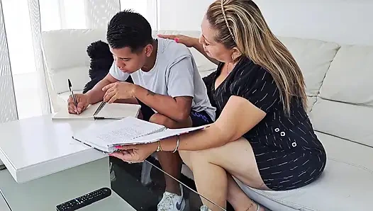 Üvey oğluma ödevinde yardım ediyorum ama yarağı dikkatimi dağıtıyor - bölüm 2 - amımı dolduruyor