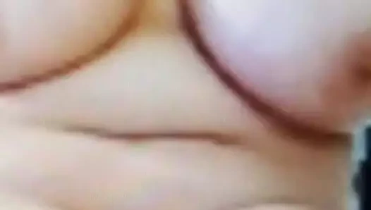 Büyükanne kamerada oynuyor