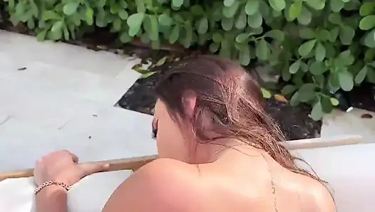 Kelsi gerçek bir melek ve beni havuzumda sikmek istiyor, bu pawg'ın büyük yarağımı sıkı amına almasına bayılıyorum