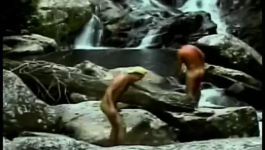 Azgın adam onu ​​becermeden önce iri parça adamın pisliğini yalıyor