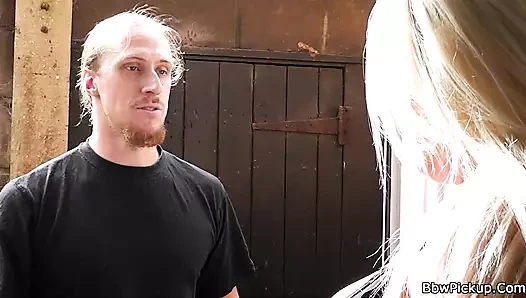 Yabancı yalıyor ve sikikleri ona tıraş şişman kedi