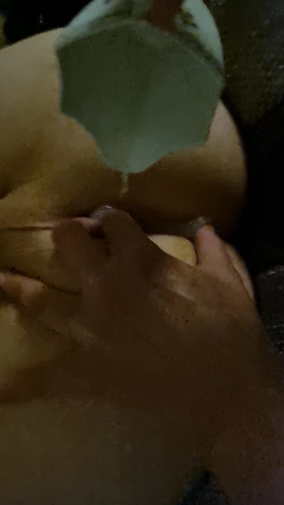 Она льет в его задницу