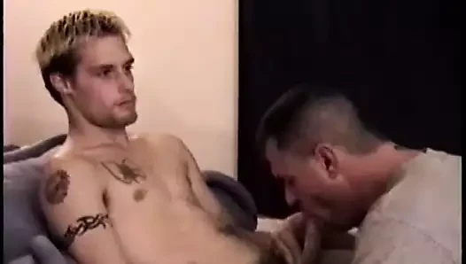 Düz oğlan buzz kafa istiyor