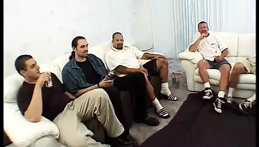 Damızlık alır onun sert horoz derin boğazlı tarafından esmer fahişe, sonra sikikleri içinde bir alem