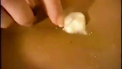 Göbek yaşlı kapalı gülüyor