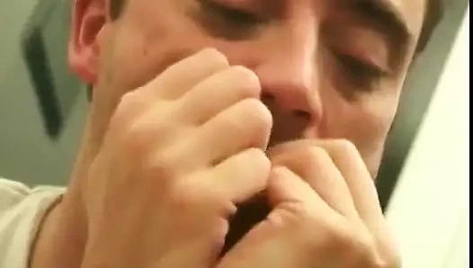 Çarpıcı sarışın bomba ateşli dölle sert bir yarak alıyor