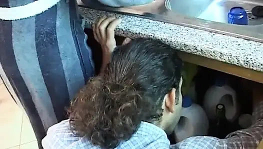 İtalyan esmer mutfakta sert büyük bir yarağa biniyor