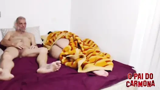 Üvey kızım poposunu dışarı çıkardı, ben penisini uzattım
