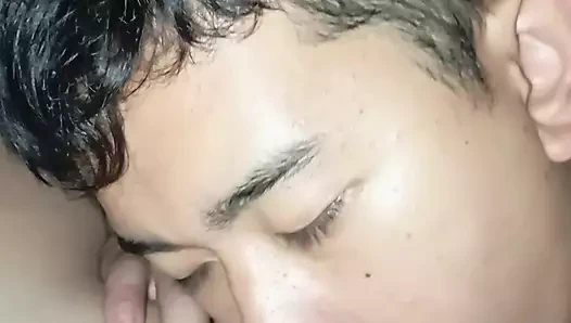 ASYALı ORTA YAŞLı SEKSI KADıN AMCıĞı YIYOR