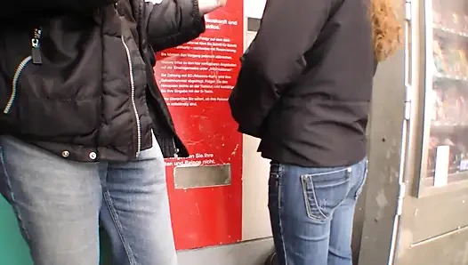 18 yaşındaki ufacık kaltak sikiliyor ve azgın sikiliyor