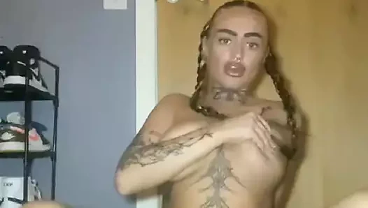 Sürtük gotik boşalana kadar kendini parmaklıyor