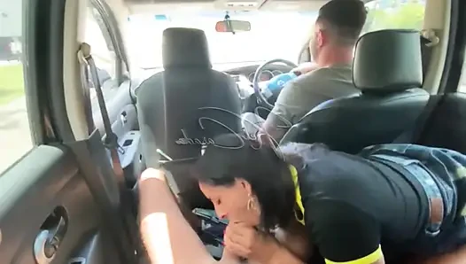 Gavat araba sürerken arabada prezervatifsiz sikişiyor