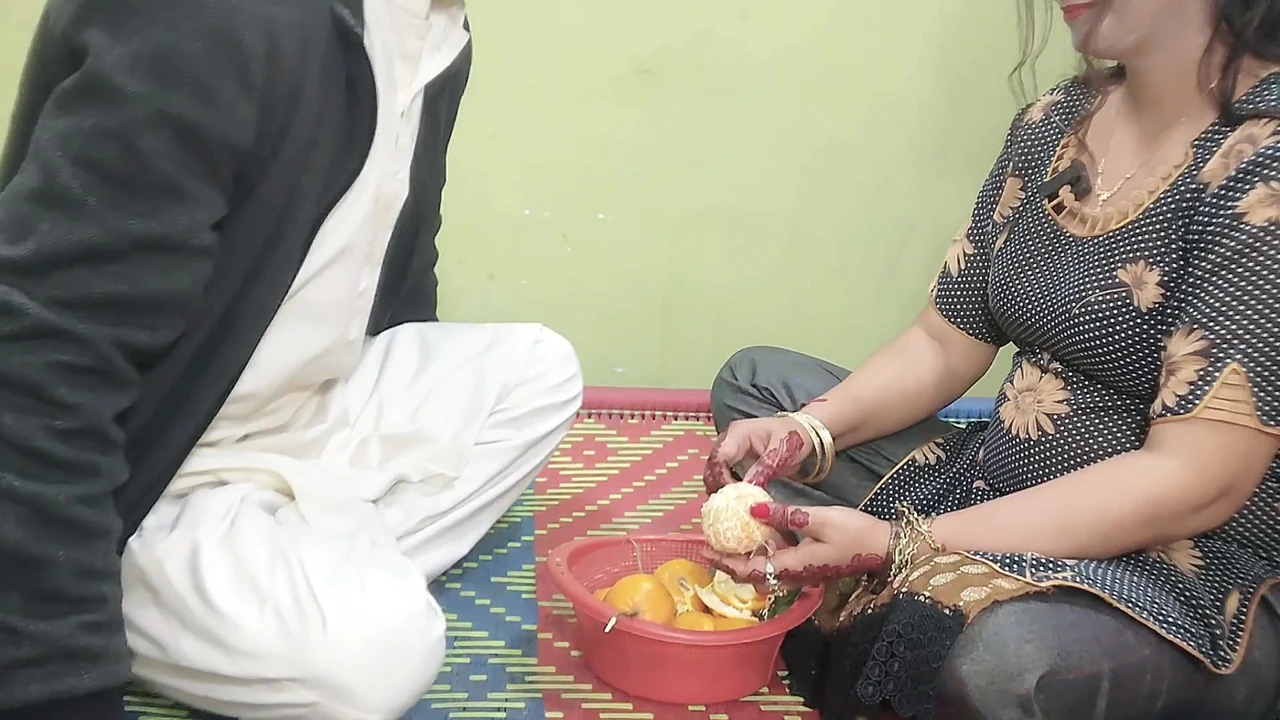 Hot Bhabhi ko Dever ny Orange khela k mast Chudai ki Clear Dirty Talk