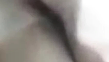 Der Ehemann, der seine Frau auf einem Mann gefickt hat.