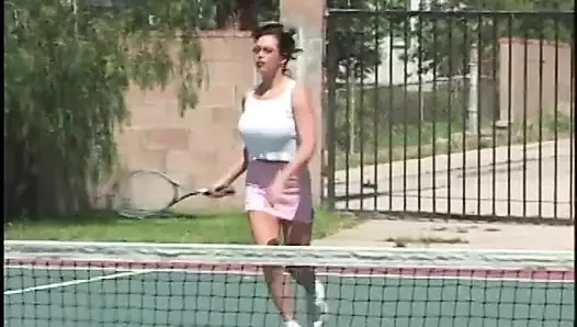 Şanslı adam sikikleri esmer milf ve yiyor ona kedi açık havada