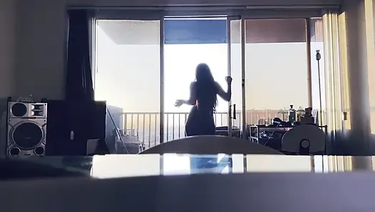 Meksikalı bir barbiie aşk şarkısını söylüyor