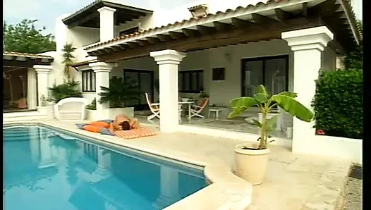 Yüzme havuzunda anal üçlü seks