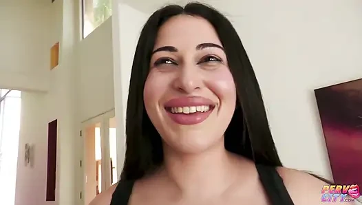 Orta yaşlı seksi kadın Tricia Oaks ve Lila Lust için Mike Adriano ile anal sikişiyor