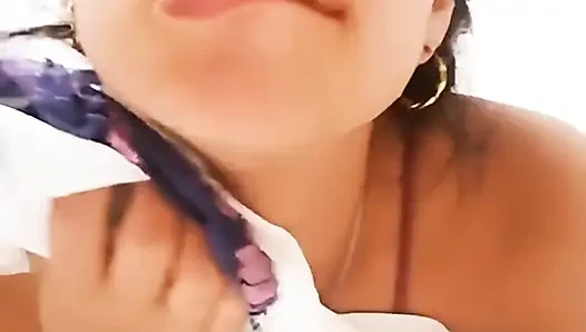 Erkek arkadaşıma kendime dokunduğum bir video göndermek için hemşire gibi giyiniyorum