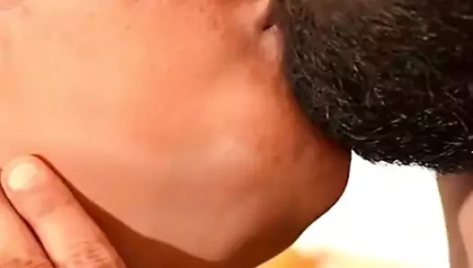 Müşteri videoları ile sıcak öpüşme fahişe