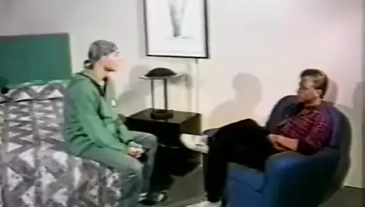 Sarışın adam sert sikilirken yarağını okşuyor