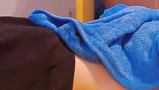 Büyük memeli esmer orta yaşlı seksi üvey annem dinlenirken sürpriz bir şekilde sütümü alıyor.