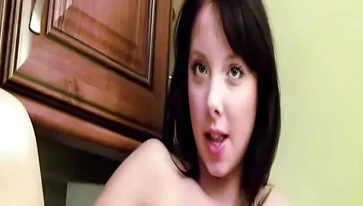 Esmer kadın sulu karpuzu çıplak vücudun her yerine sürttü