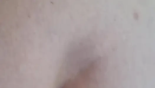MILF blanche Pisse sur ses pied et insertion anal et vaginal