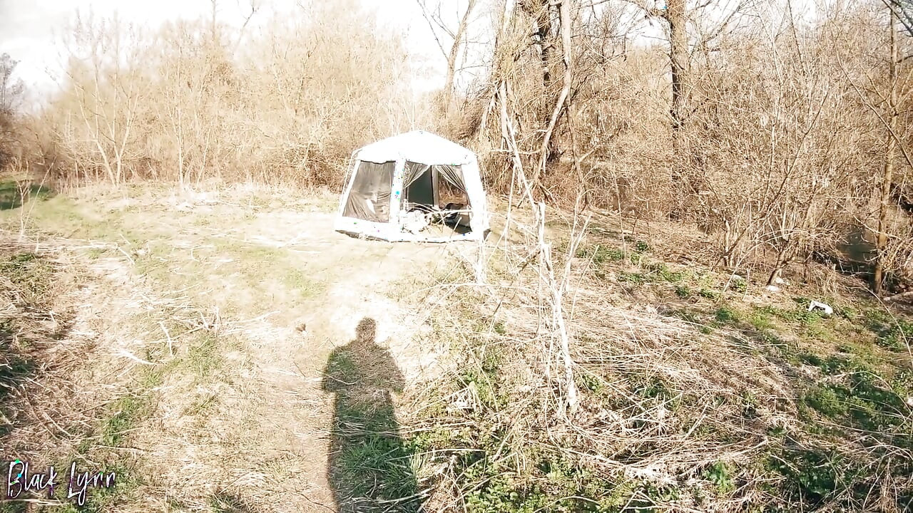 Aldatan turist yardım için çadırda yabancıyı emiyor - ağzına boşalma ve oral dölleme - black lynn