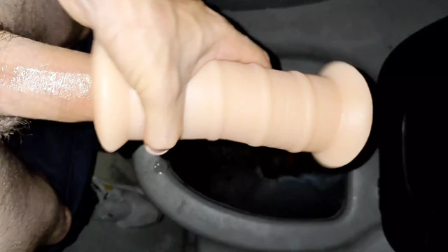 Twink sahte amcığı sikiyor ve edepsiz umumi tuvaletin her yerine işiyor!