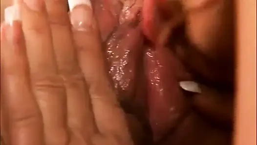 İki lezbiyen birbirlerinin amcığıyla oynuyor