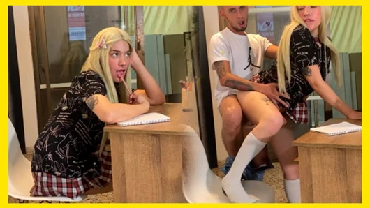 Ben ödevimi yaparken üvey kardeşim gelip beni sikiyor