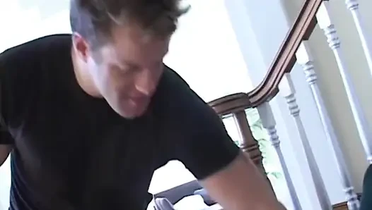 Küçük memeli genç sarışın büyük yarakla sikiliyor ve ağzına boşalıyor