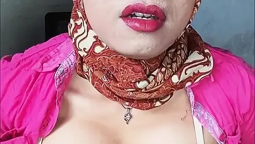 Tesettürlü tgirl mastürbasyon yapıyor