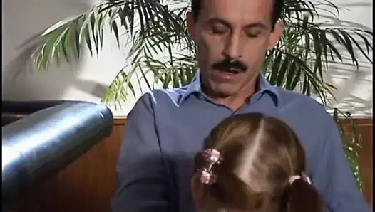 Sevimli sürtük müvekkilinin kendisini istemesini sağlamak için onu öptü