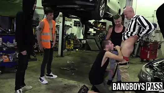 Olgun adam eğilmiş ve araba dükkanı çalışanları tarafından delinmiş