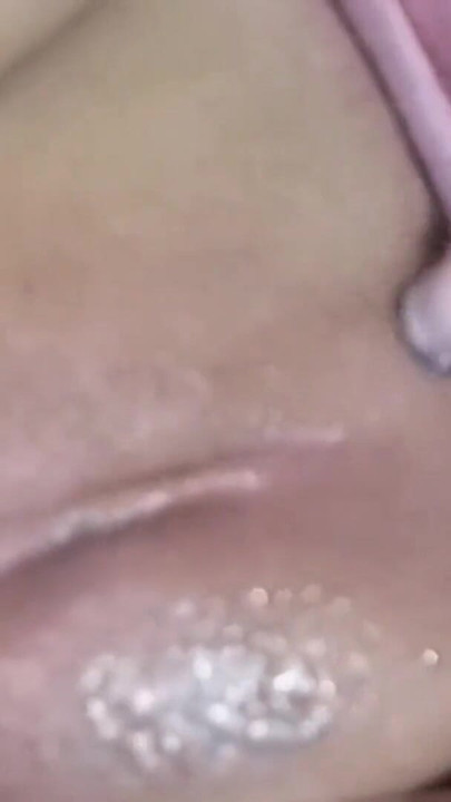 Porno aktrisi mastürbasyon yapıyor ve büyük göğüslerine dokunuyor | Klip 1