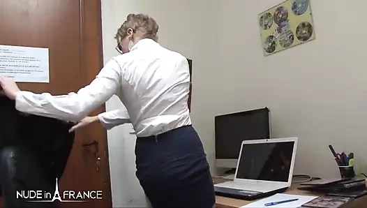 yeni sekreterimiz işteki ilk gün patron tarafından analiz ediliyor