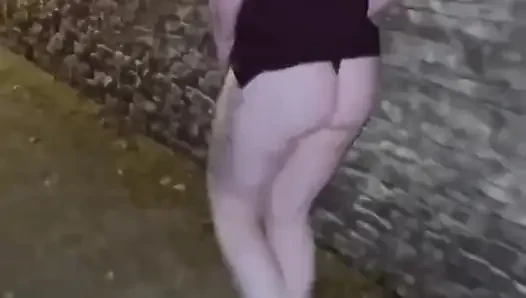 Halka açık sokakta yürüyüş teşhiri