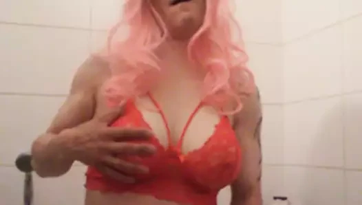 Daniela geil im Bad