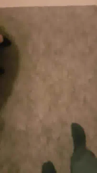 Siyah yüksek topuklu ayakkabıları üzerinde kayma