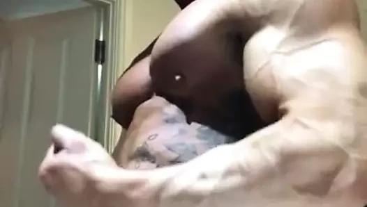 Roided muscle damızlık gösterileri kapalı onun büyük çük