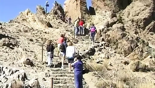 Almanya'dan harika görünümlü bir bebek göt deliğini dağda parçalatıyor