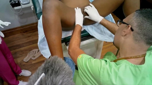 Öğrenci tıbbi stajyerler zenci güzellik üzerinde pratik yapıyor, öğrencilerinizi gözlemlerken vücudu kıkırdatıyor! Doctor-TampaCom'da tam film!