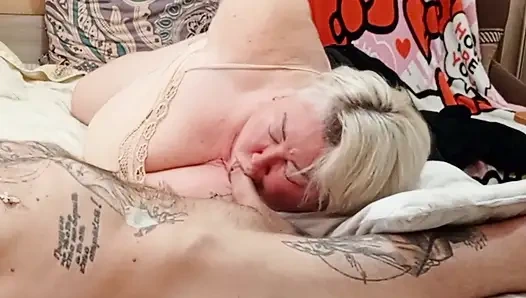 Komşu ayaklarının üzerinde hafif ve ağzına boşalana kadar sikimi emiyor